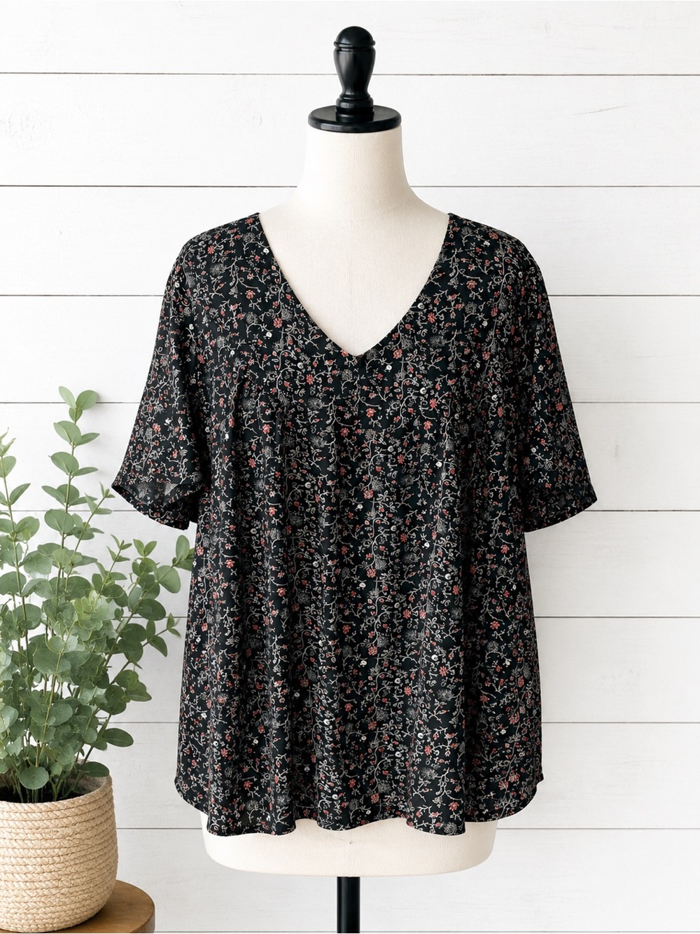 V-Neck Black Floral Women’s Tee‎